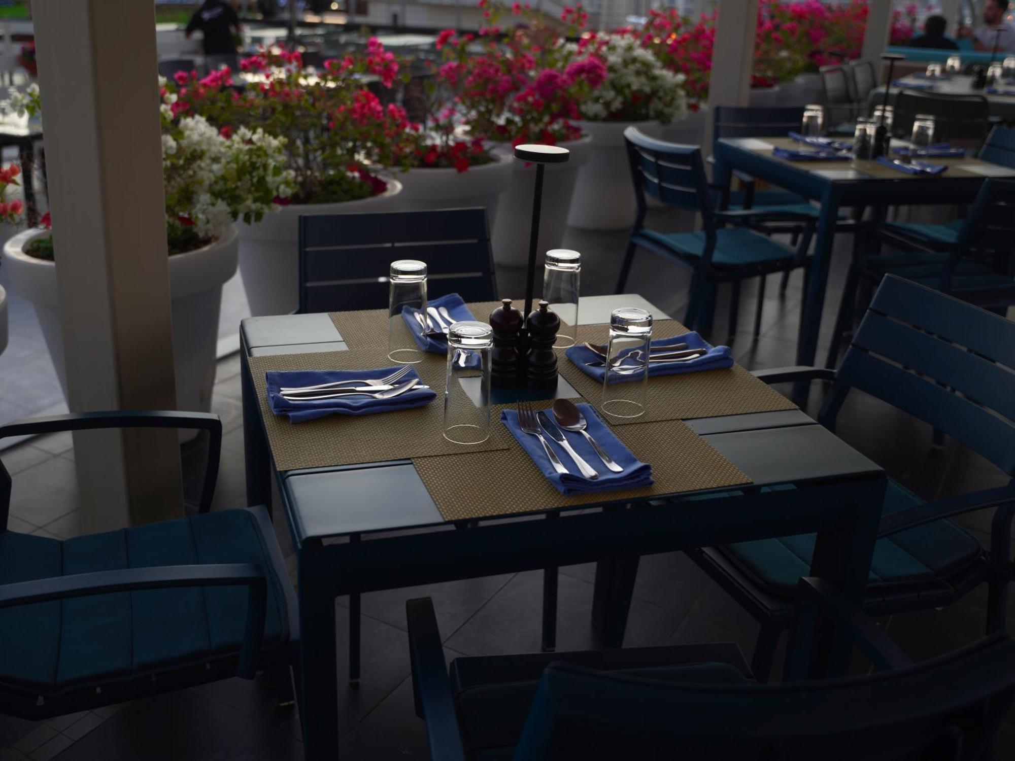 Golden Tulip Muscat Hotel Екстериор снимка