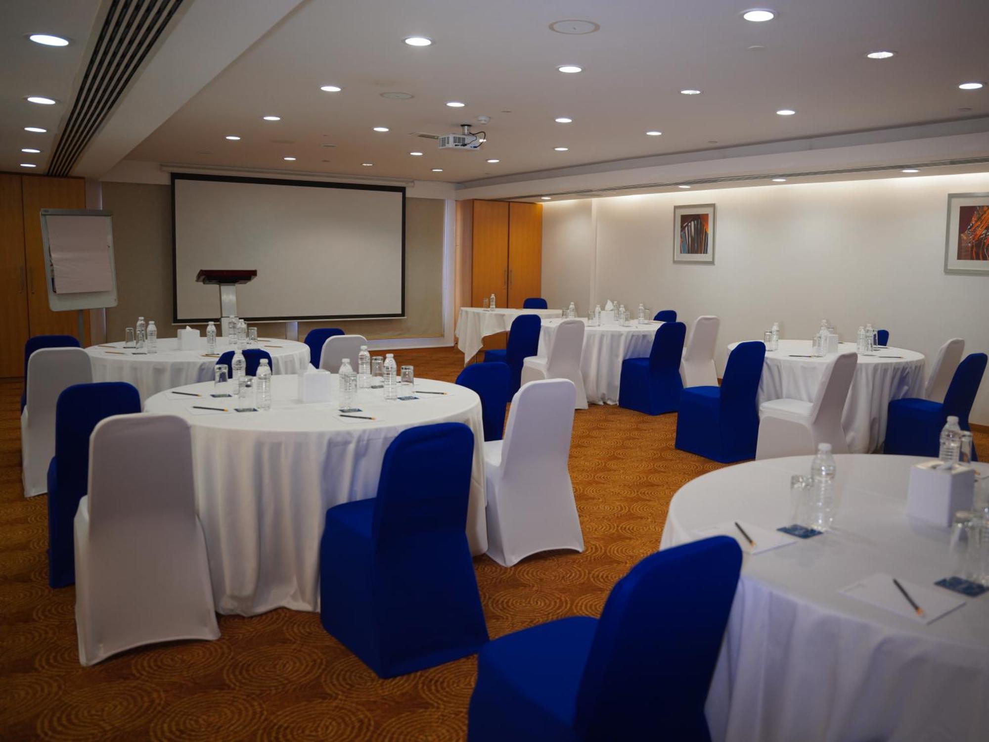 Golden Tulip Muscat Hotel Екстериор снимка
